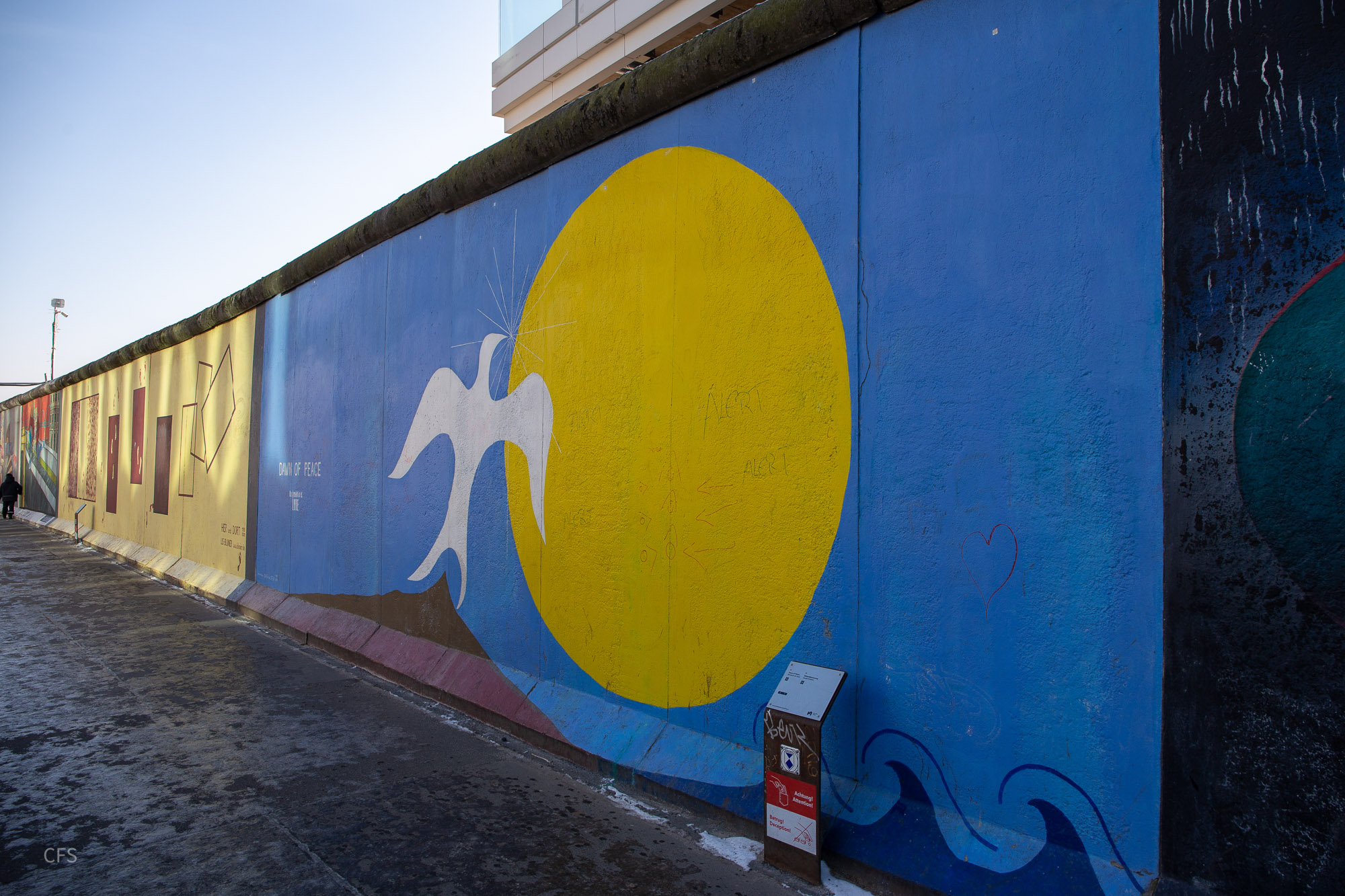 Salvadore de Fazio ist ein Künstler aus den USA. Mehr ist über ihn nicht bekannt. Für die East Side Gallery thematisierte er 1990 mit seinem Bild „Dawn of Peace“ („Der Frieden bricht an“) an der Berliner Mauer das Ende des Kalten Krieges 1989/90.